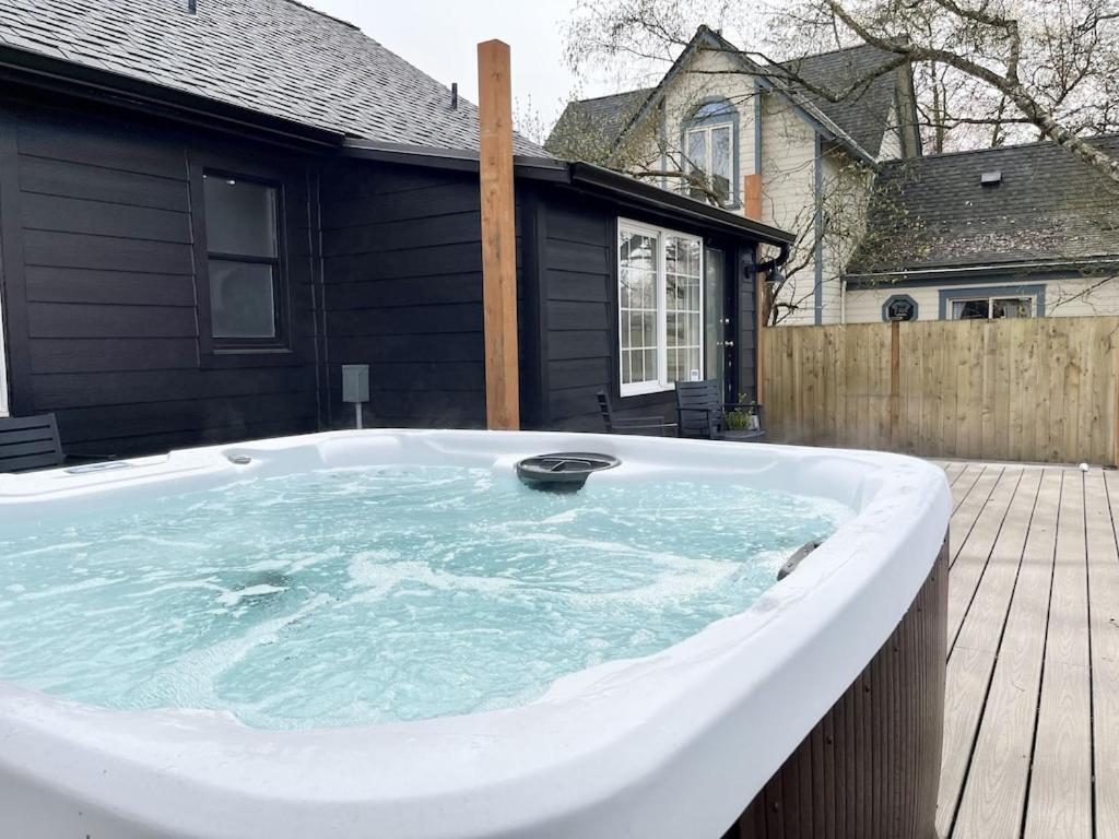 Modern 2 Bedroom Farmhouse Cottage With Hot Tub In 斯诺霍米什 外观 照片